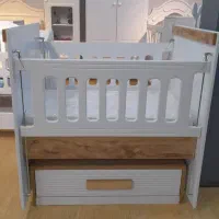 تخت کنار مادر