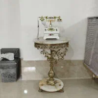 میز خاطره  وگلدان برنجی ظرف های دکوری