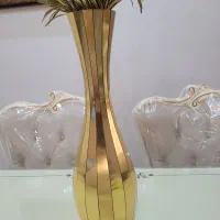 گلدان و گل مصنوعی