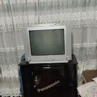 تلویزیون به همراه میز