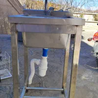 میز سینک با پایه استیل و شیر تمیز