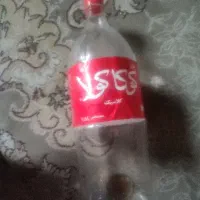 تعدادی بتری پلاستیکی یک و نیم لیتری نوشابه خانواده