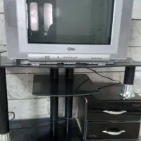 میز و تلویزیون