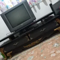 تلویزیون و میز تلویزیون و دستگاه دیجیتال