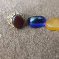 دو عدد نگین یک انگشتر و یک جفت مهره اصل
