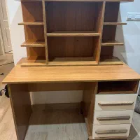 میز تحریر با کتابخانه