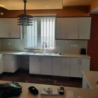 کابینت آشپزخانه شیک و سالم با هود، گاز و سینک