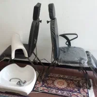 دو عدد صندلی آرایشگاهی زنانه در حد نو و یک سرشور