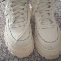 کفش|کیف، کفش، کمربند|بومهن, |دیوار