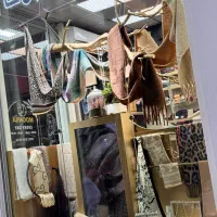 فروشنده و همکار خانم برای فروشگاه شال روسری مو‌نسا