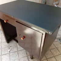 میز تحریر فلزی .