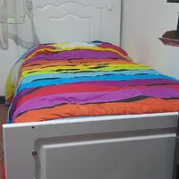 یک عدد تخت نوجوان به همراه پاتختی وصندلی راک