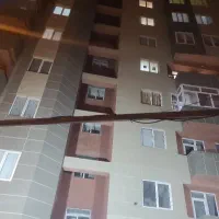 به یک همکار نگهبان در مجتمع ۷۲ واحدی