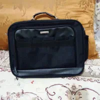 یک کیف دانش آموزی و دو جفت کفش کا ومجلسی در حدنو