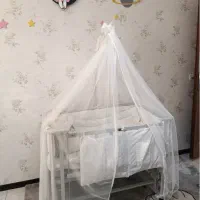 تخت کنار مادر