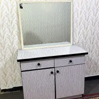 میز همراه با آیینه