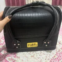 کیف تاتو به همراه یکسری وسایل