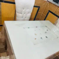 میز ناهار خوری و ساعت ایستاده