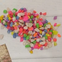 غذای ماهی و سنگ رنگی