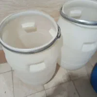 بشکه پلاستیکی سفید و ابی|عمده‌فروشی|بروجن, |دیوار