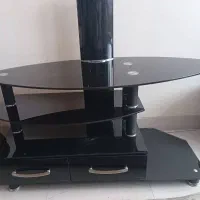 زیر تلویزیونی شیشه ای پایه دار