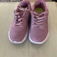 یک جفت کفش اسکیچرز