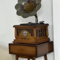 گرامافون همراه با میز