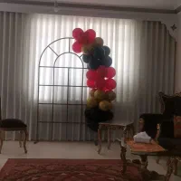 تم بادکنک قرمز و مشکی و طلایی