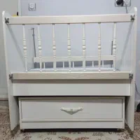 تخت گهواره ای چرخ دار و کشو دار، کنار مادر