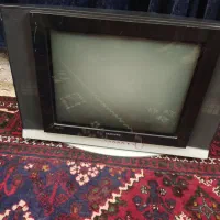 یک دستگاه تلویزیون رنگی