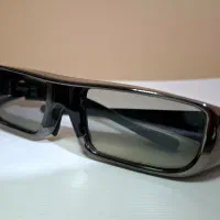 یک جفت عینک سه بعدی سونی به همراه کاور