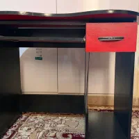 میز تحریر و کامپیوتر
