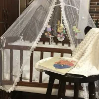تخت  و گهواره نوزاد کنار مادر