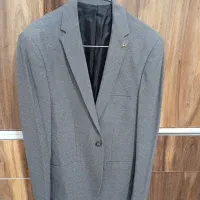 تعدادی کت و شلوار و پیراهن