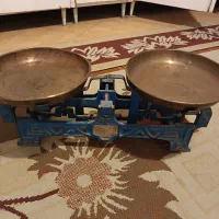 ترازوی دو کفه ای قدیمی