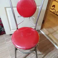 یک عد صندلی فلزی کارکرده