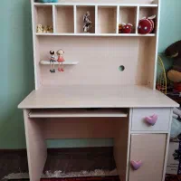 میز تحریر و کامپیوتر