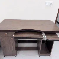 میز تحریر و کامپیوتر