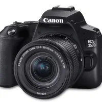 کانن EOS 250D + لنز ۱۸-۵۵ در حد نو با لوازم کامل