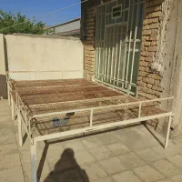 تخت فلزی