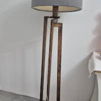 آباژور ایستاده سالم