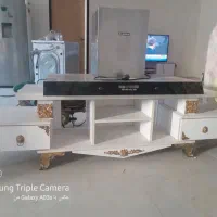 هود و میز تلویزیون