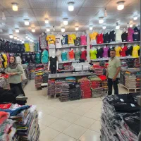 فروشنده آقا در عمده فروشی پوشاک