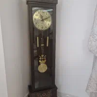 ساعت ایستاده کنار سالنی چوبی