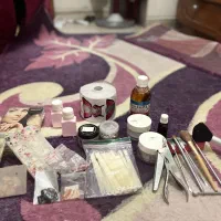 تعدادی وسایل کاشت ناخن به فروش میرسد