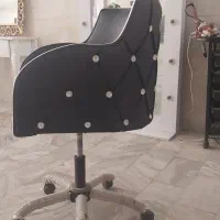 آیینه و صندلی آرایشگاه تمیز