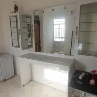 میز آرایش و آینه به همراه ویترین شیشه ای