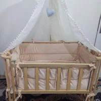 گهواره و تخت کنار مادر