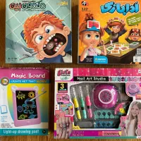 تعداد زیادی اسباب بازی و بازی فکری تابلو نقاشی و