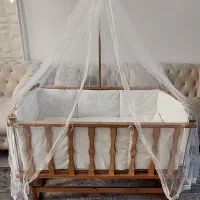 تخت کنار مادر